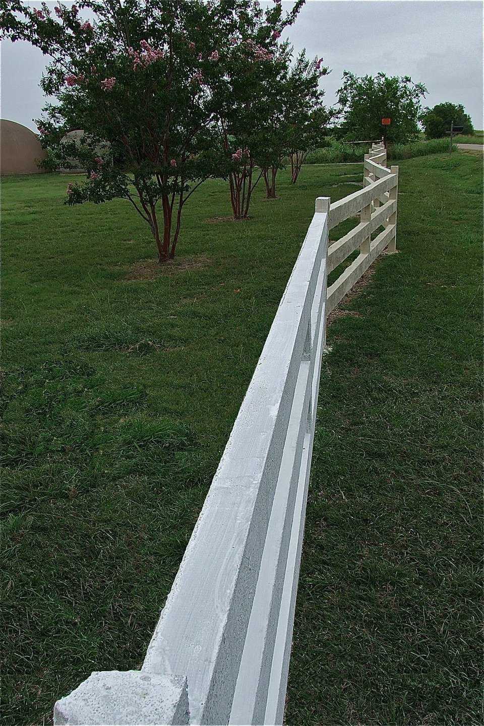 Here is an angle showing a straight fence section becoming zigzagged to ensure fence stability.