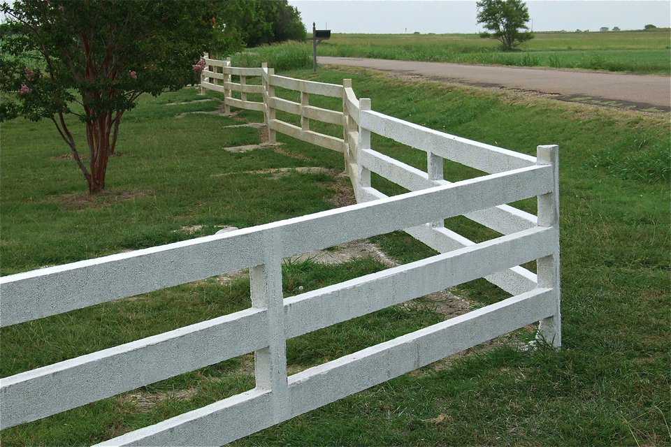 Fence sections can run straight or even curved, however, the fences zigzag pattern at the top of this picture is recommended to combat the ever changing soil conditions that are commonplace in Texas.