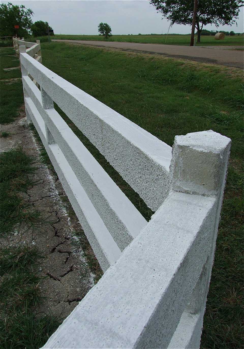 A five-sided corner post allows the fence to pivot and navigate around property lines to completely encompass the property.