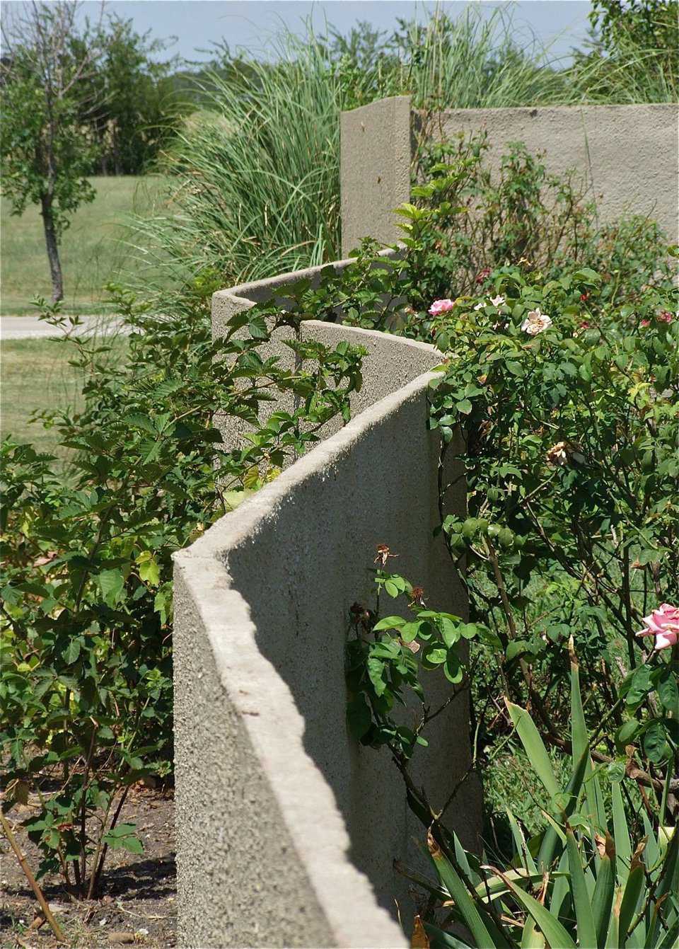 Again, the zigzag pattern appears on the fence line to increase fence stability and ensure its longevity despite ever-changing soil conditions and straight-line winds.