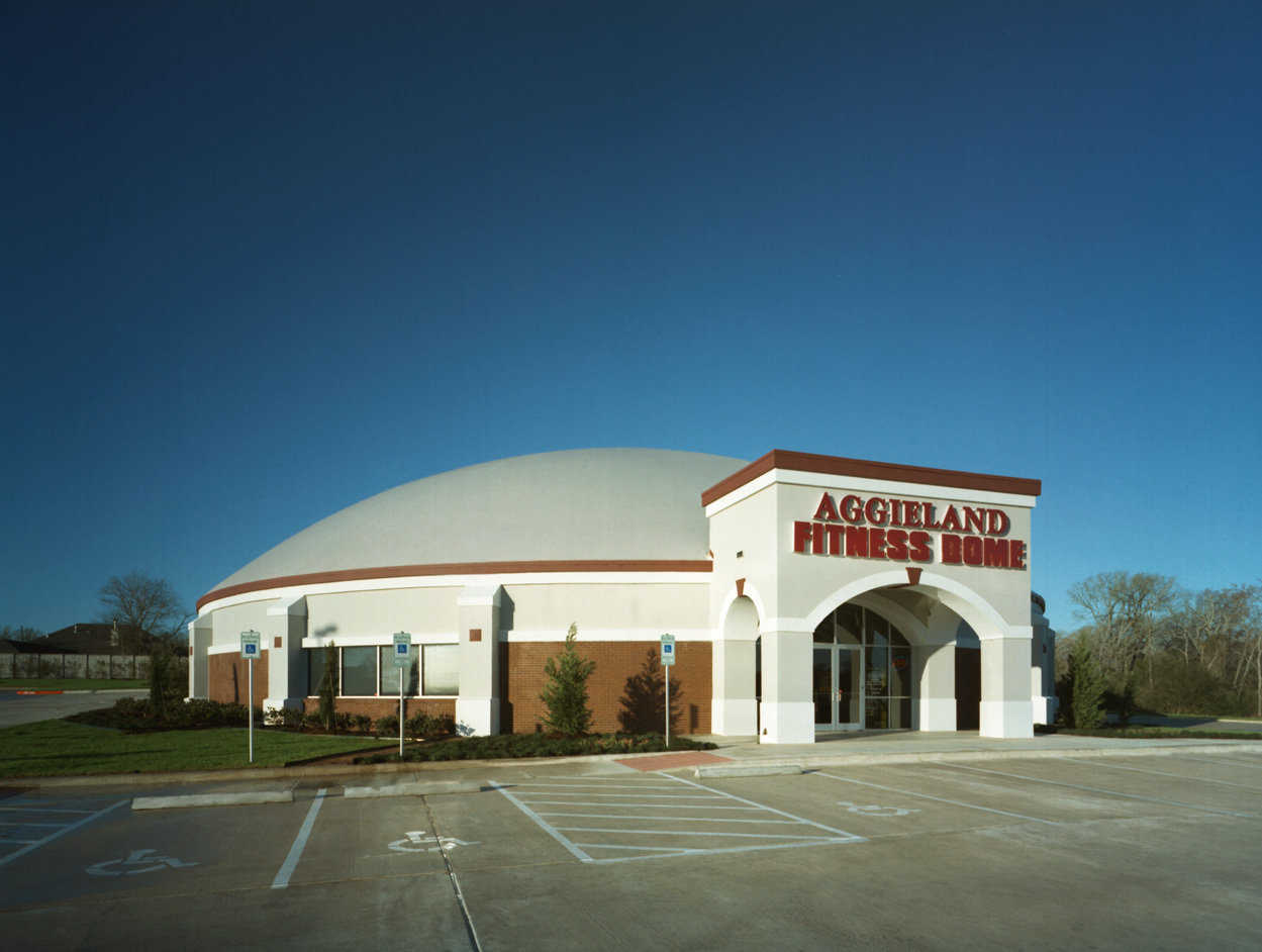 The exterior brick facade provides a beautiful finish. The “rust color” trim matches the brick and gives the facility continuity. A conventional entryway greets members.