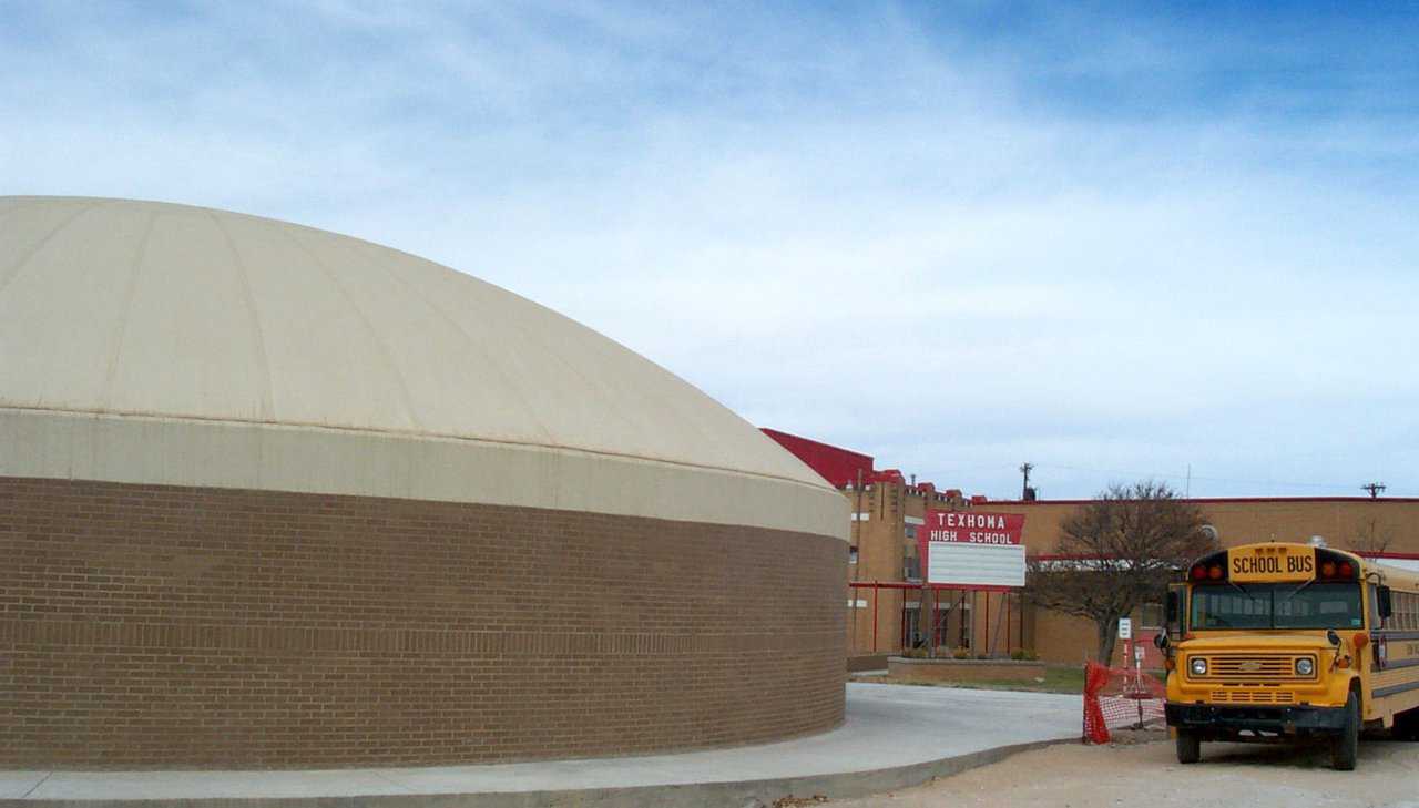 Monolithic Dome school building at Texhoma Independent School district shortly after construction.