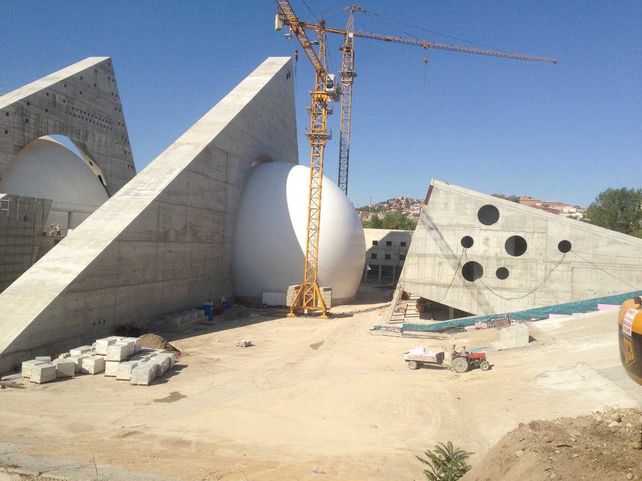 Construction of the Ankara CSO Concert Hall’s spherical chamber music hall which will seat 500 people.