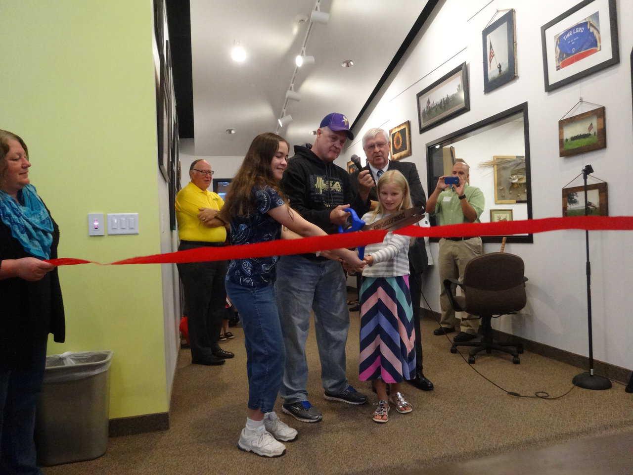 Mayor Steve Johnson and top readers cutting the ribbon