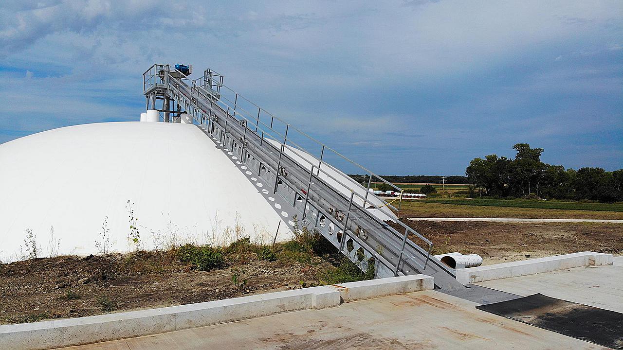 Angled loading conveyor