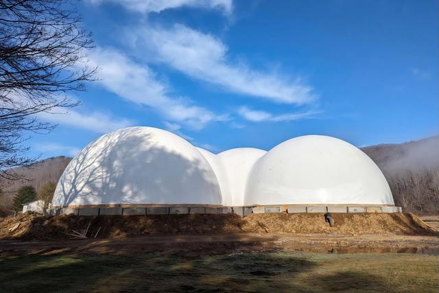 The Airform has six 60-foot-diameter interconnected domes.